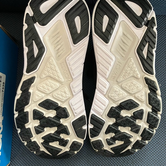 Hoka Arahi 6 black running sneakers! - Picture 6 of 6